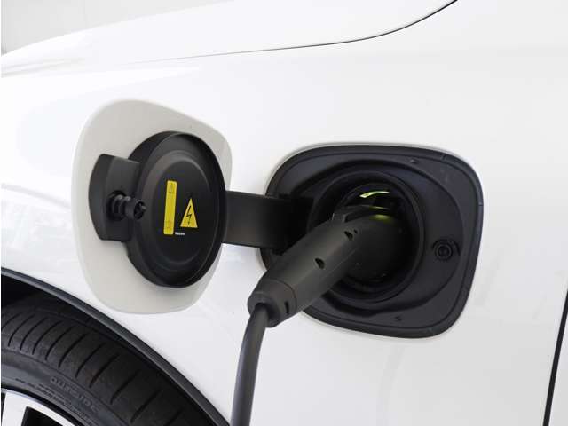 専用コードを接続するだけで簡単に充電が行えます。プラグインハイブリッドモデルRecharge T6 AWD PHEVは、走行中の充電のほか、自宅などに設置された充電機器からの充電が可能です。