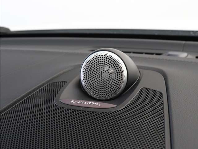 【Bowers＆Wilkins】世界のオーディオファン垂涎のプレミアムサウンドシステムを搭載。コンサートホールのベストポジションに相当する音場空間を忠実に再現。乗る人すべてに驚きの音響体験を提供します