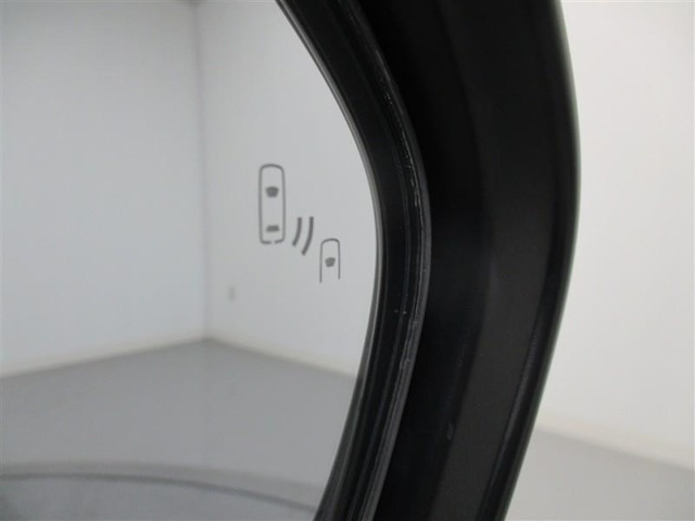 隣車線を走る車両をレーダーで検知し、ドアミラーでは確認しにくい後側方エリアに存在する車両に加え、急接近してくる車両も検知します。車両を検知するとドアミラーに搭載されたLEDインジケーターが点灯します。