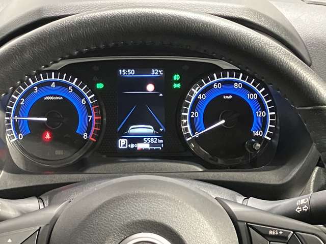 【メーター】メーター内のカラーディスプレイには運転をサポートするさまざまな情報を表示！