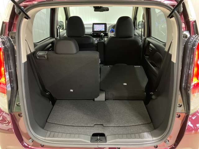 後部座席は分割でシートをたおすことができます。大きな荷物、ゴルフバックもつめます。上質で広々とした室内だから、みんなが心地よく車内で快適に過ごせます♪