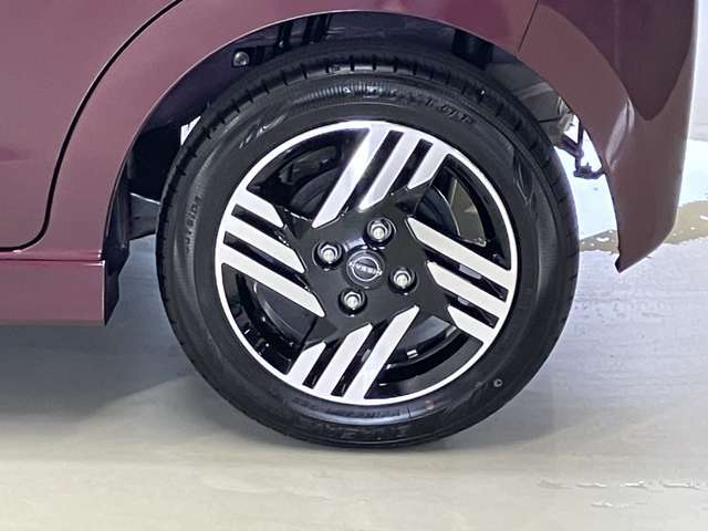 純正のアルミホイールで外観もかっこよく、燃費向上にも一役かっていますよ！