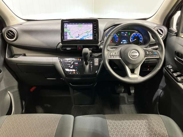 運転席からの視界が左右に広く隅々まではっきりと見渡せます。車の前端も把握しやすく安心して運転できます★