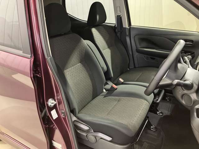 【運転席・助手席転席】運転席の足もともゆったりで長距離ドライブでも快適に★