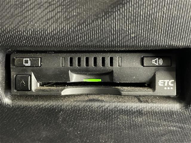 【ETC】有料道路の乗り降り時に停車することなくスマートに乗り入れが可能になったり、割引を受けることができる嬉しい装備です。