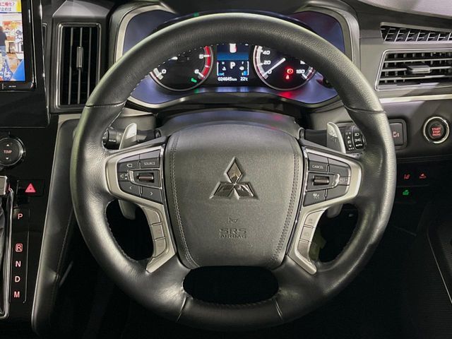 【ステアリングヒーター】冬場に冷たくなりやすい革巻きステアリングを、スイッチ一つで素早く適温に！エアコンよりも早く温まってくれるので、寒い日の運転も快適になりますね♪