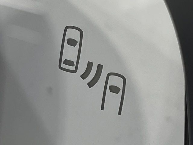 【ブラインドスポットワーニング】走行中、ドアミラーの死角になりやすい箇所に後続車が接近するとサイドミラー付近に警告を表示、ドライバーに注意喚起をしてくれます。