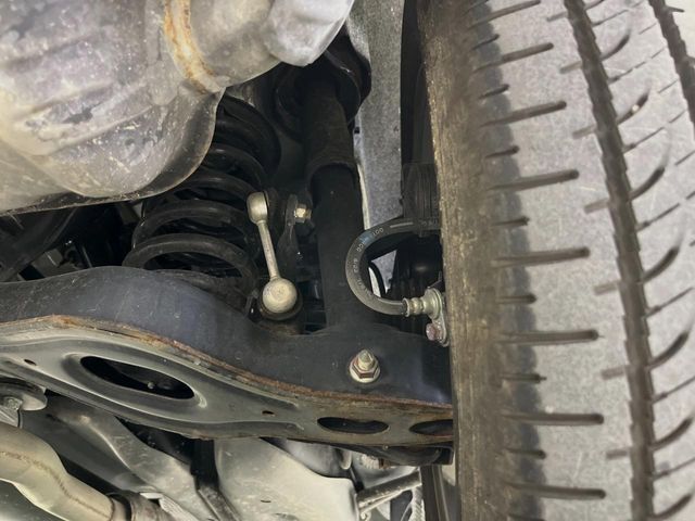 お車を安心してお乗りいただく為には、足回りの定期点検が欠かせません。サービスサポート（有償保証）では無料点検もご提供しており、安心のカーライフをお過ごしいただけるサポート体制が整っています。