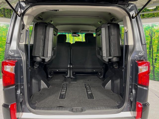 【パワーバックドア】スマートキーや運転席のボタンを押すだけでリアゲートが自動で開閉します！荷物を持っている時や、高い位置にあるバックドアを閉める際に便利な機能です♪