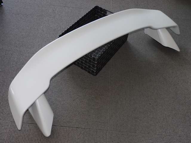 無限製ルーフスポイラ-別途料金で取付可能です。