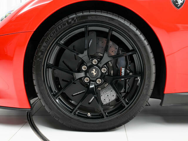 599GTO純正ブラックペイント仕上げ20インチ鍛造ホイールを選択しております。キャリパーはレッドを選択しております。F1でも採用されたホイールドーナツを装着しております。