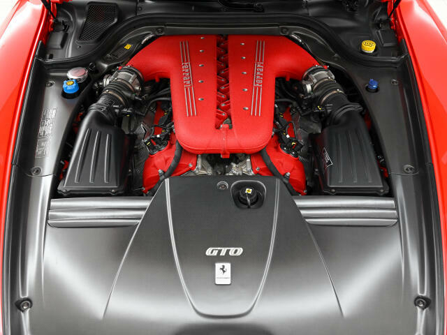 599XX用エンジンを公道用に仕様変更した5999　ccのV12気筒エンジンを搭載しております。6リッターエンジンから放たれるパワーはスペチアーレモデルでしか味わえ