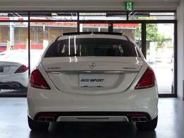 19インチAMG5ツインスポークアルミホイールが装備され、スポーティーかつダイナミックなスタイリングを演出！！　内装は高級感のあるブラックレザーシート＆