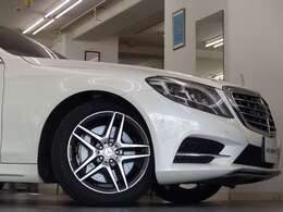 ブラックハイグロスポプラウッドパネルの組み合わせ！！　新開発ハイブリッドモジュールが組み合わされた3.5L V型6気筒エンジンと7G-TRONICプラス＆