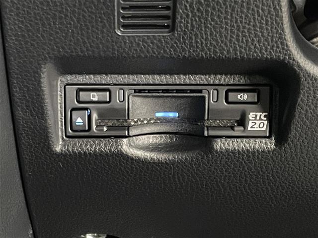 【ETC】有料道路を利用する際に料金所で停止することなく通過できる、ETC車載器（ノンストップ自動料金収受システム機器）が装備されています。セットアップを行うことで利用可能になります。