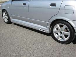 エスペリア製ダウンサスでローダウンし、アルミは社外14インチに変更しました。足元もお洒落に決まっています！有名メーカサスで乗り心地も悪くありません。タイヤの残量もあります。