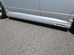 フロント・サイド・リアとエアロを取付けました！全て「ライブスポーツ製のスポイラー新品で、純正色塗装後に取付しました！！カッコよく仕上っています！！