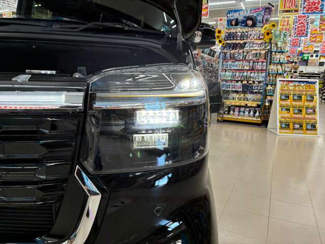 ヘッドライトは純正LEDでとても明るいです♪さらにAUTOライト機能付き♪自動でオンオフをしてくれるのでわざわざ電気をつける必要がありません♪