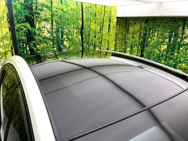 【パノラマルーフ】大型のガラスルーフ搭載で車内の解放感が一気にアップ！開放的なドライブをお楽しみいただけます。