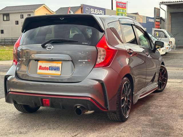 自社認証工場＆積載車も完備で安心です。お客様のピンチにもご対応致します。三井住友海上火災代理店で特級資格者も常駐しています。