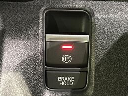 【電動パーキングブレーキ】パーキングブレーキは便利な電動式！ボタン一つで操作でき、アクセルを踏めば自動で解除されます♪レバーやペダルが無いので運転席廻りもすっきりしますね♪