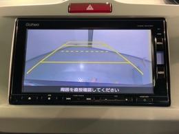 リバースギアに入れるだけで後方の表示へ切り替わります。夜間や雨の日の駐車も楽になりますよ。