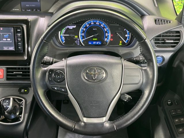 インテリアに合わせたデザインのステアリングは、運転される方のことも考え、運転しやすい形状、大きさです。是非一度、実際に触ってお確かめください。
