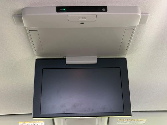 【フリップダウンモニター】大画面モニターで後席でもエンタメをお楽しみいただけます。小さなお子様にも大人気の装備です♪