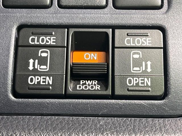 【両側パワースライドドア】スマートキーや運転席のスイッチで後席両側スライドドアの開閉が可能♪電動だから力を入れてドアを開ける必要が無く、小さなお子様でも簡単に開け閉めでき快適です♪