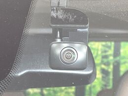 【ドライブレコーダー】安心・安全なカーライフに必須のドライブレコーダーを装備！走行中はもちろん、あおり運転や事故に遭遇した際の状況も映像で記録し、万一のリスクに備えます。