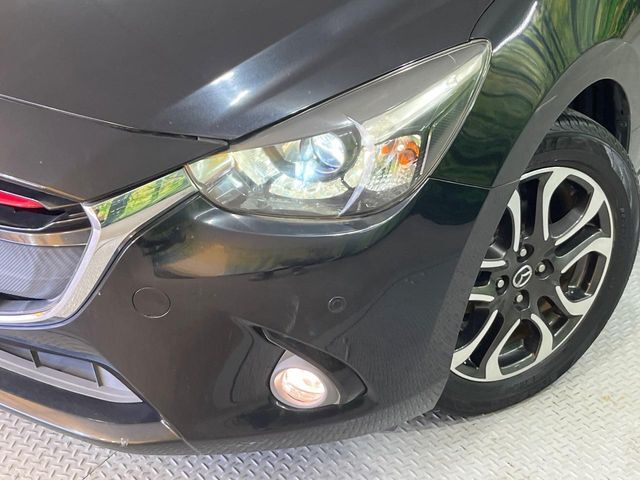 【LEDヘッドライト】悪天候や夜間走行時も良好な視界を確保し安心して運転できる高輝度LEDヘッドライトを装備！点灯速度が早く、消費電力も抑えられています。
