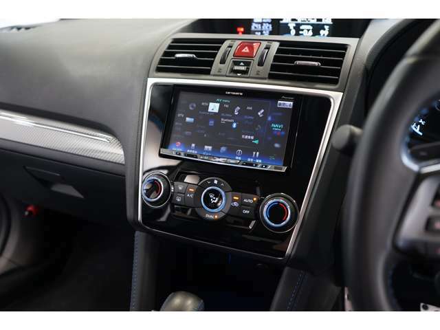 フルセグTV/CD/DVD/Bluetooth対応のナビあり◎各種エンタテインメントが快適なドライブをより盛り上げます。また、デュアルエアコンなので運転席と助手席、別々にエアコンの温度設定ができます。