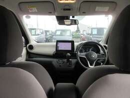 お客様に満足のいくおクルマをご提供するために内装は専任スタッフが綺麗に仕上げております。