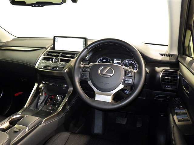 運転の際、常に目にする部分だけにシックで飽きのこないデザインが良いですね。