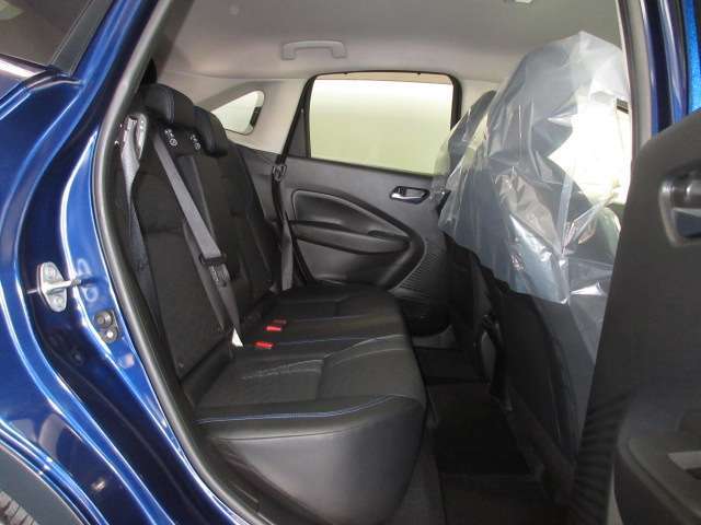 後部座席です。足が組めるほど広いスペースでゆっくりと座ることができます。