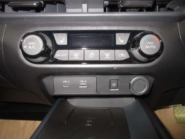 オートエアコンになっており、快適な温度やモードに設定できます。