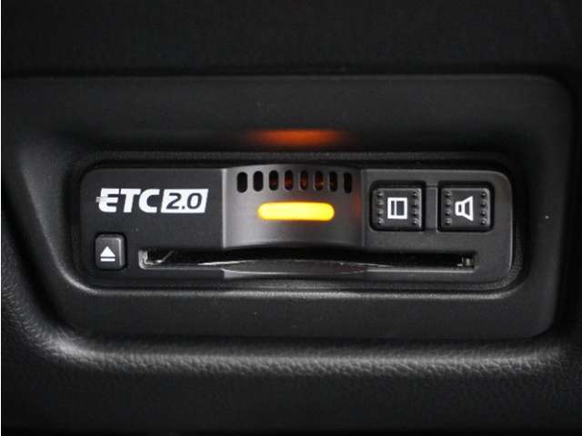 ◆ETC2.0装着◆進化したドライブ体験。料金収受システムだけだったETCが生まれ変わって、高速道路を賢く使うETC2.0に進化しました。多彩な情報サービスが便利で快適なドライブ体験を提供します。