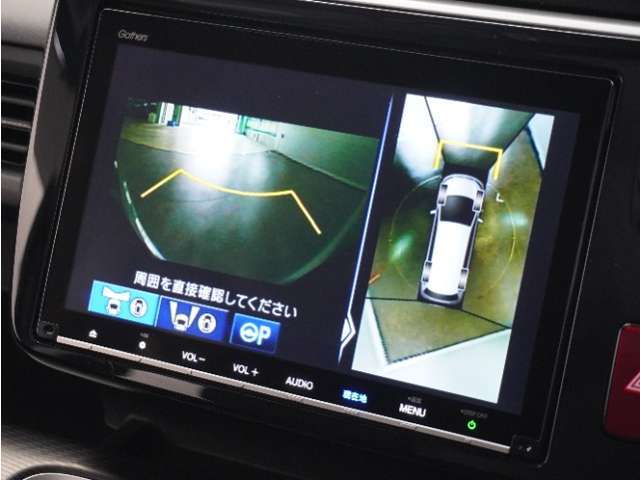 【フロントブラインドビュー】車両前方に搭載したカメラは、車両前方が約180度見渡せる降格映像で表示！