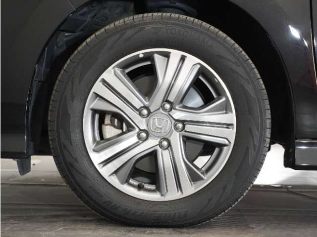 アルミホイール装着車です！これで足元まわりもおしゃれにきまります！