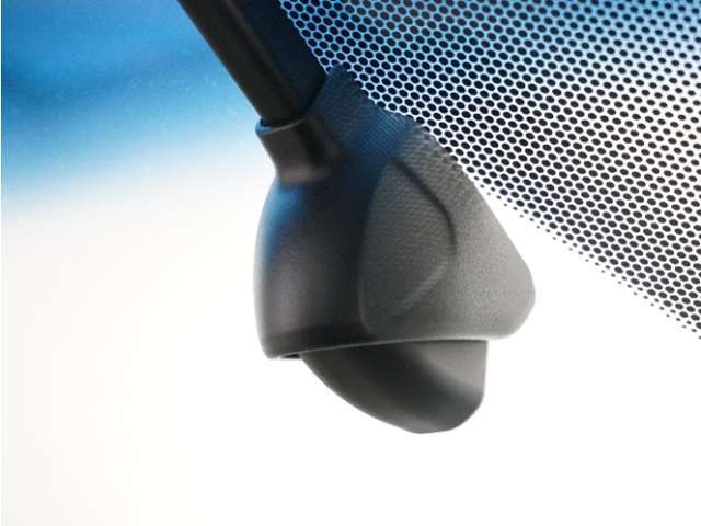 ◆ドライブレコーダー◆映像・音声などを記録する自動車用の装置です。　もしもの事故の際の記録はもちろん、旅行の際の思い出としてドライブの映像を楽しむことができます。