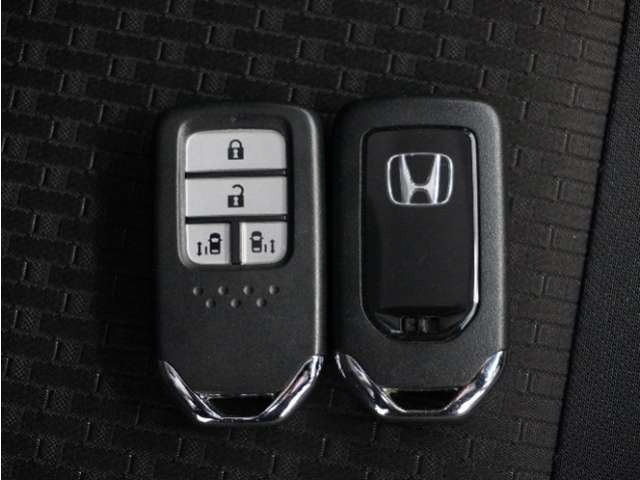 ◆スマートキー◆カギをバッグやポケットに入れたままでもドアロックの開閉ができる『スマートキー』付き！雨天や暗くなってもカギを取り出す必要がなくドアの開錠＆エンジンも始動できます