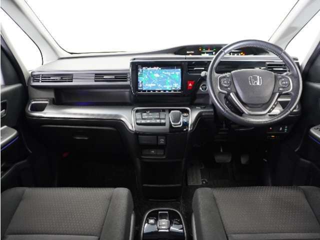 視界広々で運転しやすくロングドライブでも疲れを感じさせないすっきりとまとまったインパネ周りです。