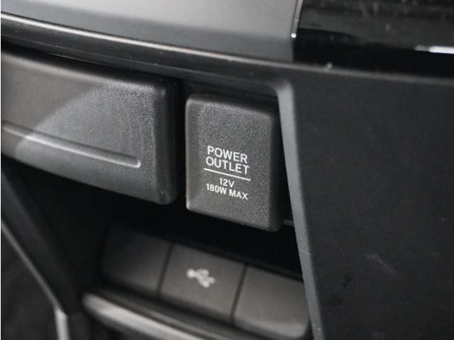 スマートフォンの充電等にも便利な電源ソケット！使いやすい場所に装備されています。