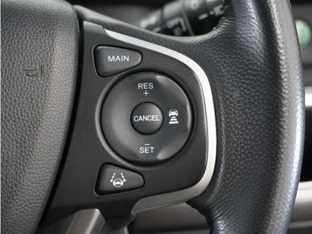 【アダプティブクルーズコントロール】予め設定した車速内でクルマが自動的に加減速。前走車との適切な車間距離を維持しながら追従走行します。【LKAS】車線維持支援システムでステアリング操作を支援。