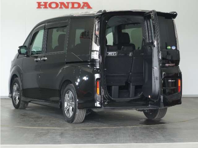 ◆わくわくゲート◆STEPWGNの魅力の一つがこの「3段階に開くわくわくゲート」。ショッピングセンターなど狭いところでも快適な荷物の積みおろしができます。