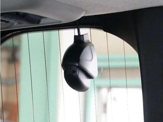 この車にはリアにもドライブレコーダーを装備しております◆映像・音声などを記録する自動車用の装置です。　もしもの事故の際の記録はもちろん、旅行の際の思い出としてドライブの映像を楽しむことができます。