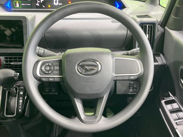 インテリアに合わせたデザインのステアリングは、運転される方のことも考え、運転しやすい形状、大きさです。是非一度、実際に触ってお確かめください。