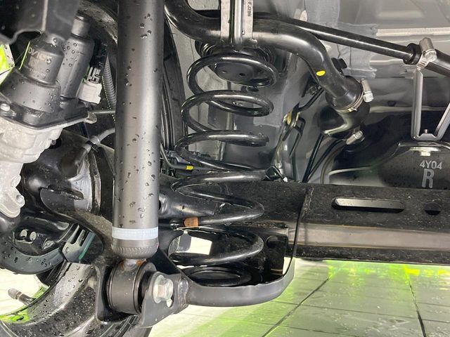 お車を安心してお乗りいただく為には、足回りの定期点検が欠かせません。サービスサポート（有償保証）では無料点検もご提供しており、安心のカーライフをお過ごしいただけるサポート体制が整っています。