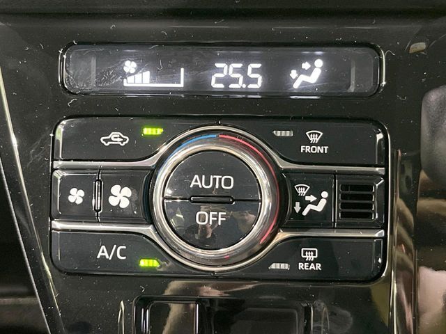 【オートエアコン】一度お好みの温度に設定すれば、車内の温度を検知し風量や温度を自動で調整。暑い…寒い…と何度もスイッチ操作をする必要はありません。快適な車内空間には必須の機能ですね♪