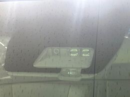 【三菱e-Assist】走行中に前方の車両等を認識し、衝突しそうな時は警報とブレーキで衝突回避と被害軽減をアシスト。より安全にドライブをお楽しみいただけます。